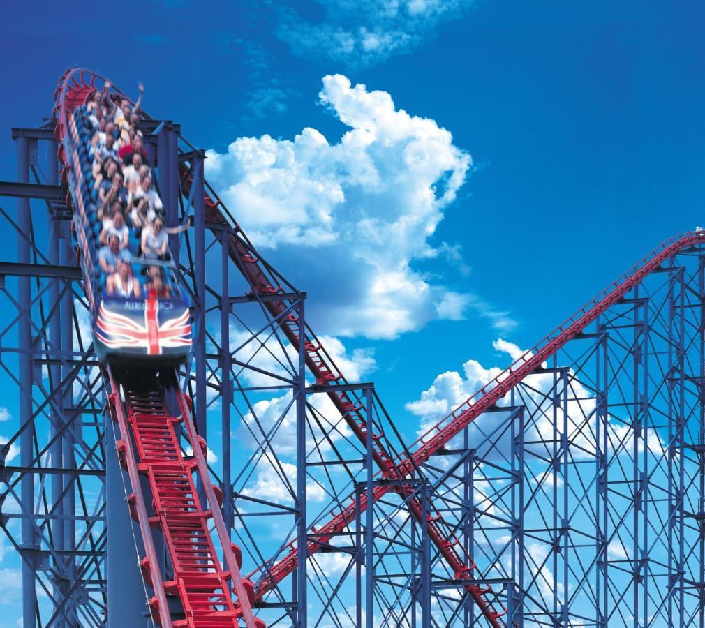 Boulevard Hotel Blackpool Dış mekan fotoğraf The UK's first roller coaster, The Great Stinger