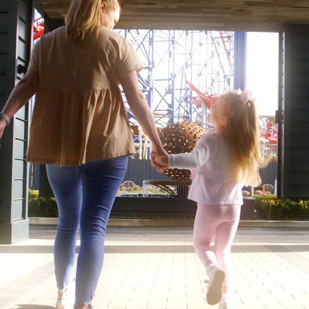 Boulevard Hotel Blackpool Dış mekan fotoğraf A mother and her daughter
