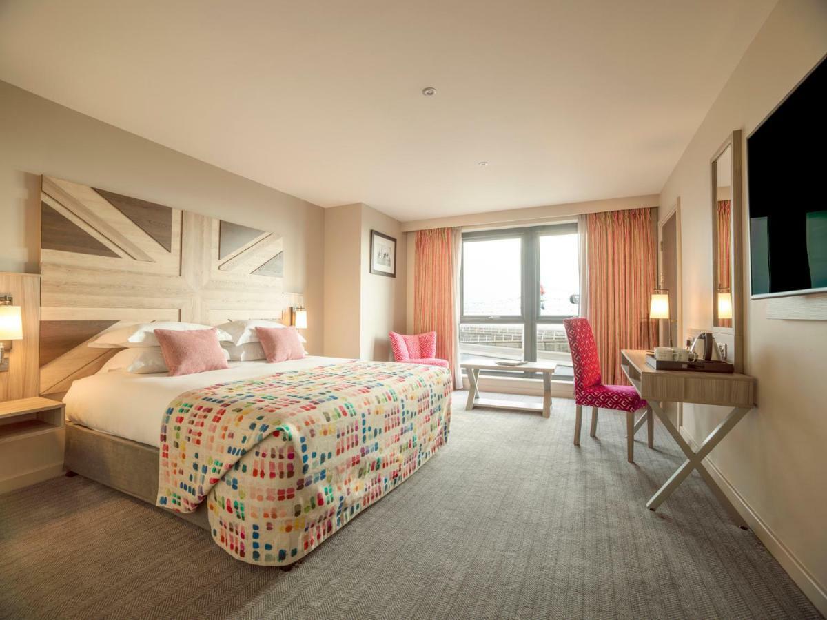 Boulevard Hotel Blackpool Dış mekan fotoğraf A bedroom at the Hilton London Heathrow
